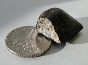 Na obrázku je jeden z meteoritů Žďár nad Sázavou (9. 12. 2014), který byl nalezen necelé 2 týdny po pádu. Předpokládáme, že meteority ze 7. 12. 2016 by mohly vypadat velmi podobně. Autor: AsÚ AV ČR, Pavel Spurný