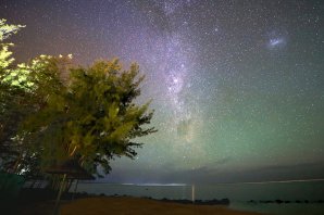 Môj prvý airglow som nafotil v najjužnejšom cípe ostrova Maurícius v rezorte Tamassa pri Bel Ombre o lokálnej polnoci 2. 12. 2013. Intenzívny zelený a červený homogénny airglow silno kontrastuje s ružovkastým svetlom južnej Mliečnej cesty. Svetelný most na hladine Indického oceána vytvorila hviezda Alfa Centauri nazývaná Toliman. Vpravo sa nachádza Veľký Magellanov mrak. Autor: Marian Dujnič