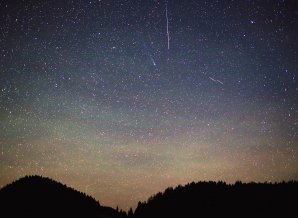 Fotenie airglow sa mi na Mauríciu zapáčilo natoľko, že po návrate som sa vypravil na Besník pri Telgárte a krátko pred brieždením 13. 12. 2013 som na jednej snímke zachytil nielen rozvlnené nočné žiarenie atmosféry, ale aj kométu C/2013 R1 (Lovejoy) v súhvezdí Herkules a zvečniť sa nechala aj rýchla zelená Geminida. Autor: Marian Dujnič