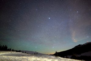 Aj nasledujúce ráno 14. 12. 2013 bol na Besníku pod Kráľovou hoľou viditeľný intenzívny rozvlnený i farebný airglow. Oblohe dominoval jasný Jupiter a tesne nad hviezdou Sírius zanechala stopu ďalšia lietavica z meteorického roja Geminíd. Autor: Marian Dujnič