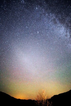 Na snímke ze 30. 9. 2016 o 1:55 SEČ máme v príkladnej vzdialenostnej postupnosti strom na Besníku, kopce Slovenského Rudohoria, airglow, protisvit (Gegenshein), hviezdy Mliečnej cesty a galaxii v Androméde. Autor: Marian Dujnič