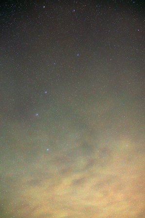 Rozvlnený airglow 3. 12. 2016 o 2:37 SEČ vo hviezdnom zoskupení Veľký voz. Dôkaz, že tento jav sa dá pozorovať nielen vysoko v horách, ale aj v nížinách a dokonca v oblasti so silným svetelným znečistením v blížkom okolí Bratislavy. Autor: Marian Dujnič