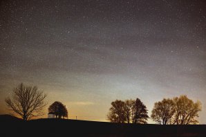 Krátko po skončení astronomickej noci intenzita airglow 3. 12. 2016 začínala slabnúť. S krásnym javom som sa rozlúčil fotografiou pri kaplnke sv. Rozálie pri obci Štefanová o 5:17 SEČ. Autor: Marian Dujnič