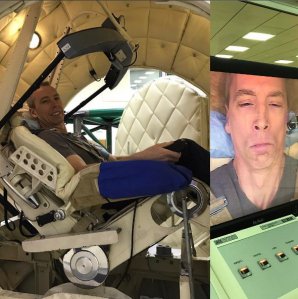 Andrew Feustel při výcviku na centrifuze v Hvězdném městečku při přetížení 9G (leden 2017). Autor: Twitter A. Feustela.