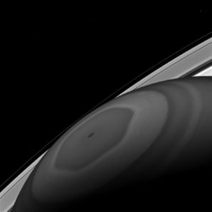 Pohled na Sluncem osvětlený severní pól planety Saturn Autor: NASA/JPL-Caltech/Space Science Institute
