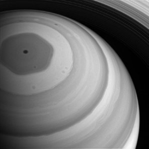 Pohled na Sluncem osvětlený severní pól planety Saturn Autor: NASA/JPL-Caltech/Space Science Institute