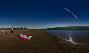 Panoramatický snímek s průběhem prstencového zatmění Slunce. Záběr krajiny byl pořízen během maximální fáze úkazu a vložená série průběhu zatmění ze stejného místa stejným vybavením. Kompozice v plné kvalitě byla bohužel umístěna na odcizeném datovém úložišti. Za pozorovatelem Danielem Sokolem vlevo je montáž, na níž je upevněn foťák s kýženým filmem uvnitř. Autor: Petr Horálek.