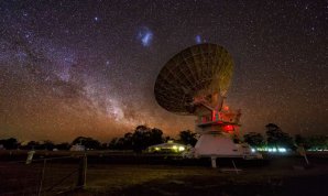 Veľké a Malé Magellanovo mračno viditeľné na oblohe nad rádiovým teleskopom v Austrálii. Autor: Mike Salway