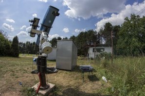 Dalekohled typu Newton o průměru hlavního zrcadla 254 nm (vpravo) použitý při focení. Autor: Astronomická expedice