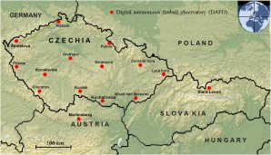 Stanice Evropské bolidové sítě v České republice, Rakousku a Slovensku, kde jsou umístěny automatické bolidové kamery, které zaznamenaly zvýšenou aktivitu Taurid v roce 2015 (stav v listopadu 2015). Autor: Oddělení MPH AsÚ.