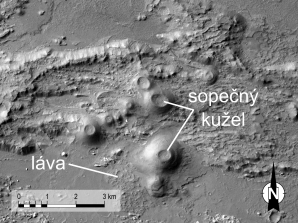 Skupina malých sopek a lávových proudů na dně Coprates Chasma, nejhlubší části Valles Marineris. Sopky jsou velmi podobné pozemských sypaným kuželům (snímek byl pořízen americkou sondou Mars Reconnaissance Orbiter). Autor: NASA/JPL/University of Arizona