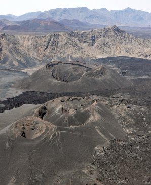 Příklad sypaných kuželů, nejhojnějšího druhu sopek na Zemi (oblast Harrát Lunajjir, Saúdská Arábie). Autor: John Pallister z U.S. Geological Surve