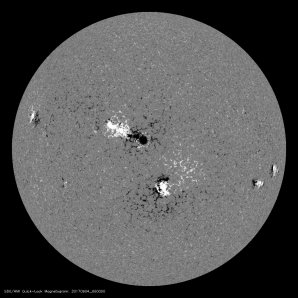 Magnetogram slunečního povrchu ukazuje na souvislost magnetického pole a skvrn. Autor: SDO/NASA