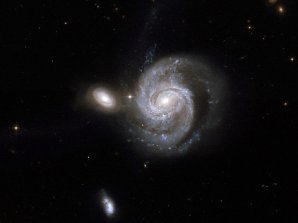 Spirální galaxie NGC 7674 (největší objekt na obrázku) Autor: NASA