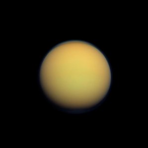 Povrch Titanu je ukryt pod hustou vrstvou oranžové mlhy Autor: NASA/JPL-Caltech/Space Science Institute