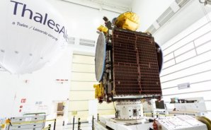 Družice Koreasat 5A v montážní hale ve Francii Autor: spaceflightnow.com