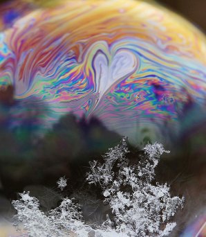 Srdce po sklouznuté sněhové vločce na bublině. Autor: Daniela Rapavá.