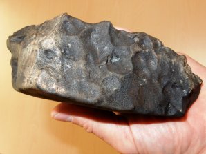 Meteorit Stubenberg (největší kus o hmotnosti 1.3 kg, který dopadl 6. 3. 2016 v Německu - jeho pád včetně pádové oblasti jsme též předpověděli) – ukázka, jak by mohl vypadat meteorit, který dopadl 3. 12. 2017 v Českých Budějovicích. Autor: AsÚ AV ČR, Pavel Spurný