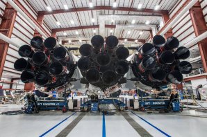 Pohled na motory prvního stupně Falconu Heavy v montážní hale, celkový průměr činí 12 metrů Autor: Facebook SpaceX