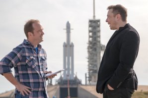 Elon Musk (vpravo) a Eric Berger poblíž Falconu Heavy den před startem Autor: NASASpaceFlight.com