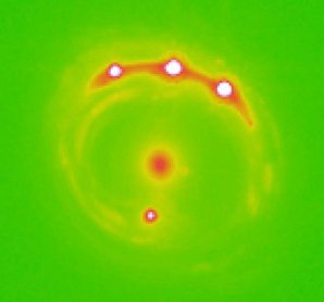 Eliptická galaxie uprostřed obrázku vytvořila čtyřnásobný obraz vzdáleného kvasaru Autor: University of Oklahoma Eliptická galaxie uprostřed obrázku vytvořila čtyřnásobný obraz vzdáleného kvasaru Autor: University of Oklahoma