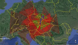 Obr. 1: 2D projekce zorných polí (FOV) systémů v síti CEMeNt. Širokoúhlé systémy jsou označeny červeně, NFC systémy modře a spektrografické systémy zeleně. Autor: Jakub Koukal