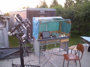 Autorovo pozorovací stanoviště na AO Kolonica - teleobjektiv o ohniskové vzdálenosti 400 mm s malou CCD kamerkou. Tímto přístrojem autor pořídil svá první pozorování proměnných hvězd. Autor: Martin Mašek