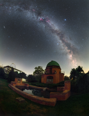 Mléčná dráha nad centrální kopulí historické části ondřejovské observatoře. Autor: Petr Horálek.