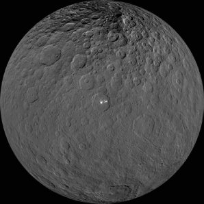 Celkový pohled na trpasličí planetu Ceres – uprostřed je kráter Occator s jasnými skvrnami solí Autor: NASA/JPL-Caltech/UCLA/MPS/DLR/IDA