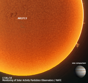 Aktivní oblast NOAA AR2710 (uměle obarvené) a ilustračně doplněné o velikostní srovnání s planetou Jupiter. Autor: Hvězdárna Pardubice