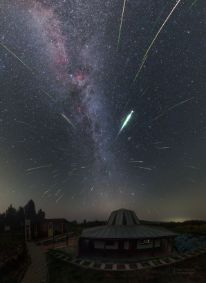 Proud meteorů z Persea nad planetáriem v Kolonici. Autor: Petr Horálek.