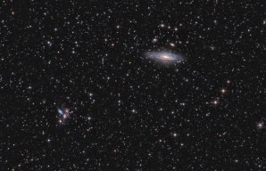 NGC 7331 a Seifertův Quintet focený z Krzyźu. Foto: M. Zakrzewski, Canon 500d, Newton 200/1000, 50 snímků po 5 minut. Zpracování DSS, PS CS6 a Pixinsight 1,8 Autor: Maciej Zakrzewski