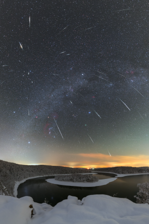 Maximum Geminid 2018 nad sečským ostrůvkem. Autor: Petr Horálek.