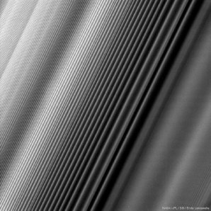 Hustotní vlny v prstenci B na snímku s bezprecedentním rozlišením pořízeném sondou Cassini Autor: NASA/JPL-Caltech/SSI/Emily Lakdawalla