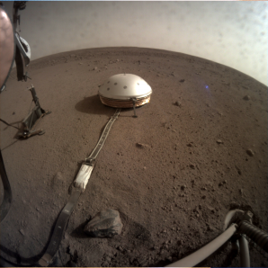 Fotografie zachycující umístění zařízení SEIS a HP3 sondou InSIGHT na povrchu Marsu. Autor: NASA/JPL-Caltech, licence: volné dílo. Autor: NASA/JPL-Caltech