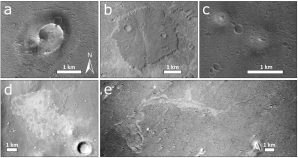 Mozaika satelitních fotografií zachycující povrch Marsu v oblasti Chryse Planitia ukazuje charakteristické zástupce pěti typů zkoumaných objektů, o kterých se domníváme, že vznikly výlevem bahna. Pro detailní vysvětlení viz hlavní text. Převzato z Brož a kol. (2019), licence volné dílo.