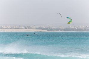 Kite-surfaři proti honosným luxusním rezortům podél pláže Chaves. Autor: Petr Horálek.