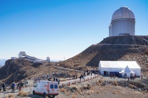 Mirador mezi NTT (velká kopule v povzdálí) a SEST. Na kopci stojí kopule 3,6m teleskopu. Mirador se postupně plní lidmi. Autor: ESO/Romain Lucchesi