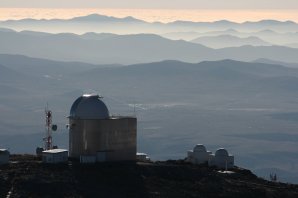 Za kopulemi observatoře La Silla se v daleké poušti třpytí obří základna pro veřejnost s více jak 25 tisící lidmi. Tam zamířil i chilský prezident po návštěvě La Silla. Autor: Jano Kupec.