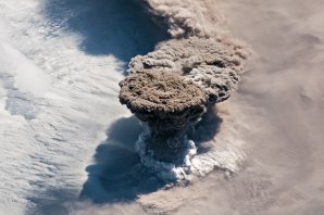 Erupce sopky Raikoke zachycená 22. června 2019 z paluby ISS. Autor: ISS/NASA.