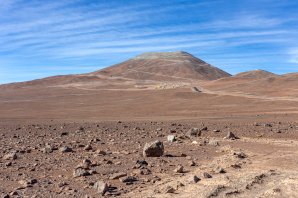 Vrchol Cerro Armazones ze zbrusu nově vyasfaltované příjezdové cesty. Autor: Petr Horálek/ESO.