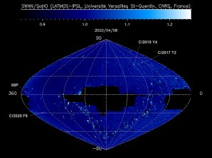Snímek z přístroje SWAN, který je umístěn na kosmické sondě SOHO. Snímek byl pořízen 8. dubna 2020, je na něm vidět několik komet, které se jeví jako malé flíčky. Autor: SOHO, Service d'Aeronomie du CNRS, Finnish Meterological Institute