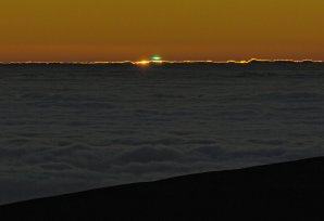 Zelený záblesk zachycený z observatoře ESO Paranal. Autor: G. Hüdepohl (atacamaphoto.com)/ESO