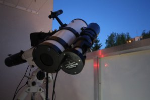 Balkónová pozorovací sestava. Malý dalekohled o průměru 150 mm se CCD kamerou MII G2-1600. I ve městě se dají pořídit vědecky hodnotná data. Autor: Martin Mašek