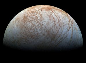 Jupiterův ledový měsíc Europa pokrytý silnou vrstvou ledu Autor: NASA/JPL-Caltech/SETI Institute, CC BY-SA