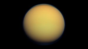 Saturnův měsíc Titan je zahalen do husté vrstvy oranžové mlhy Autor: NASA/JPL-Caltech/Space Science Institute, CC BY-SA
