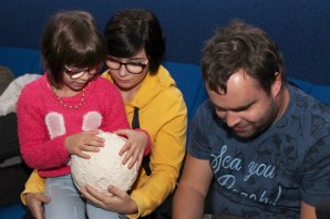 Pozorování večerní oblohy pro zrakově postižené, Hvězdárna a planetárium Brno, 17. 5. 2019 Autor: Radek Pavlíček