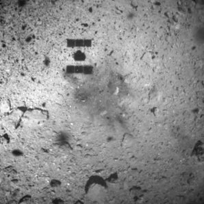 Sonda Hayabusa 2 uskutečnila 22. 2. 2019 první odběr vzorků z povrchu planetky Ryugu Autor: JAXA