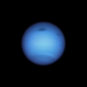HST odhalil v atmosféře planety Neptun rozsáhlou tmavou bouři (nahoře uprostřed) a v její blízkosti malou tmavou skvrnu Autor: NASA, ESA, STScI, M. H. Wong (University of California, Berkeley), and L .A. Sromovsky and P. M. Fry
