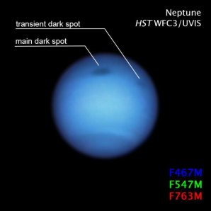 Menší tmavá skvrna se mohla oddělit od většího tmavého víru během putování k rovníku Autor: NASA, ESA, STScI, M. H. Wong (University of California, Berkeley), and L. A. Sromovsky and P. M. Fry